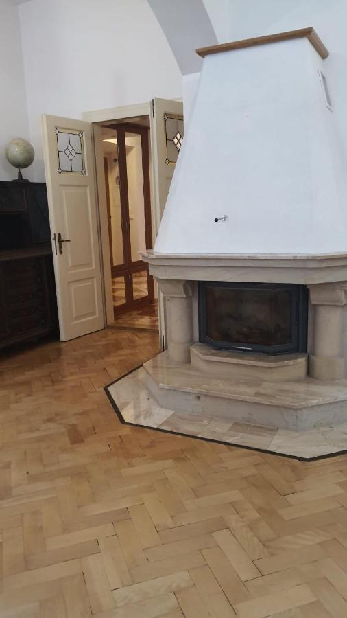 Private Room In Shared Luxurious Palace Like Apartment With 2 Bathrooms Including Whirlpool And Virtual Reality Прага Екстериор снимка