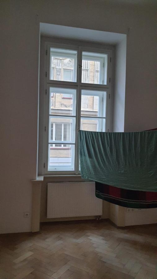 Private Room In Shared Luxurious Palace Like Apartment With 2 Bathrooms Including Whirlpool And Virtual Reality Прага Екстериор снимка