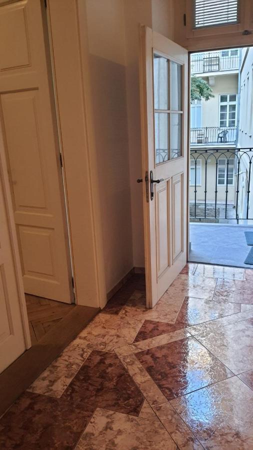 Private Room In Shared Luxurious Palace Like Apartment With 2 Bathrooms Including Whirlpool And Virtual Reality Прага Екстериор снимка