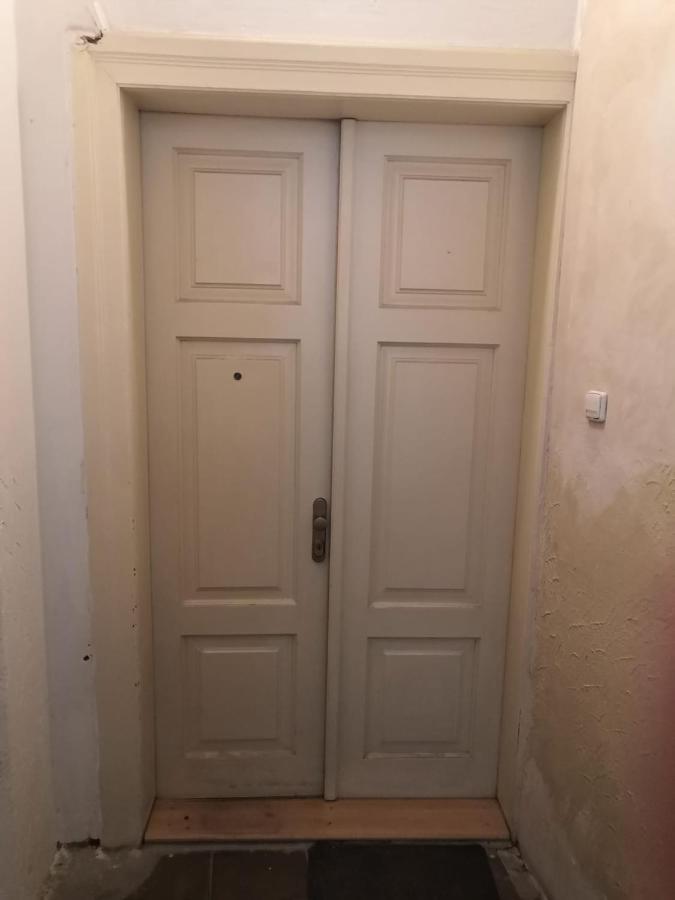 Private Room In Shared Luxurious Palace Like Apartment With 2 Bathrooms Including Whirlpool And Virtual Reality Прага Екстериор снимка