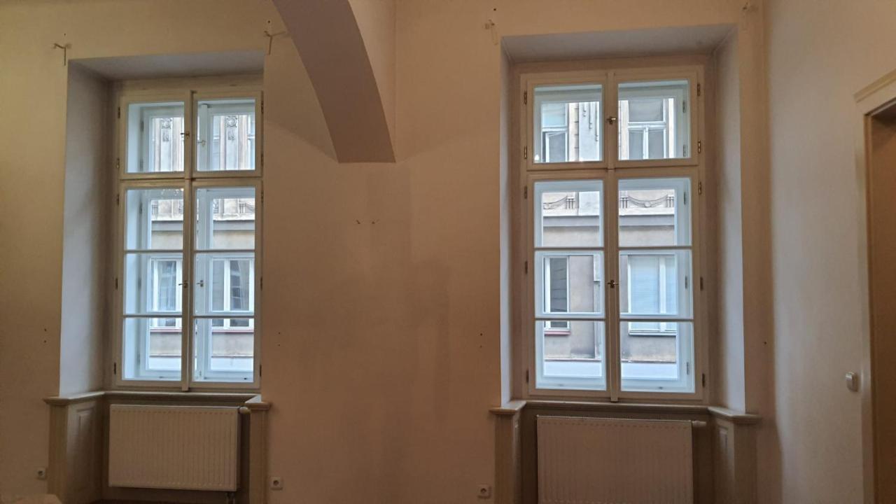 Private Room In Shared Luxurious Palace Like Apartment With 2 Bathrooms Including Whirlpool And Virtual Reality Прага Екстериор снимка