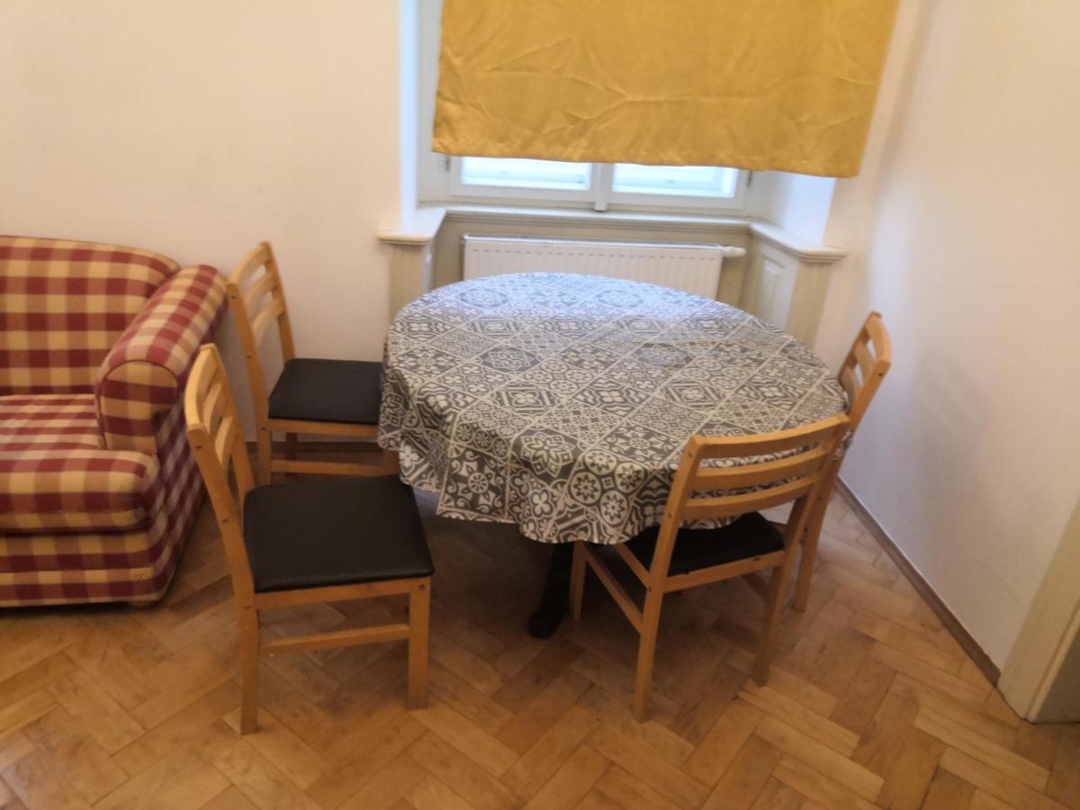 Private Room In Shared Luxurious Palace Like Apartment With 2 Bathrooms Including Whirlpool And Virtual Reality Прага Екстериор снимка