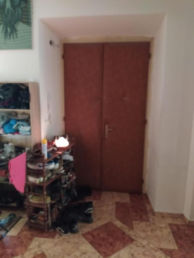 Private Room In Shared Luxurious Palace Like Apartment With 2 Bathrooms Including Whirlpool And Virtual Reality Прага Екстериор снимка