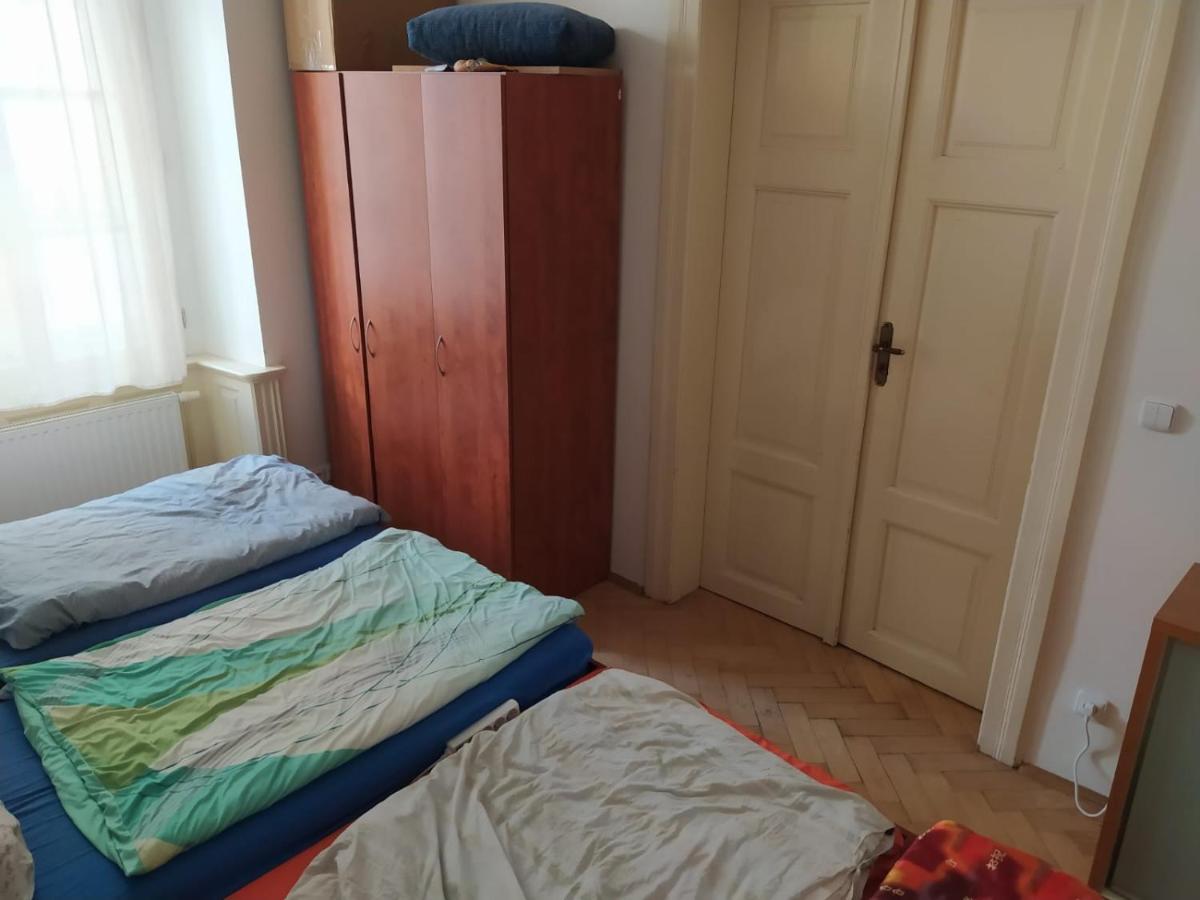 Private Room In Shared Luxurious Palace Like Apartment With 2 Bathrooms Including Whirlpool And Virtual Reality Прага Екстериор снимка