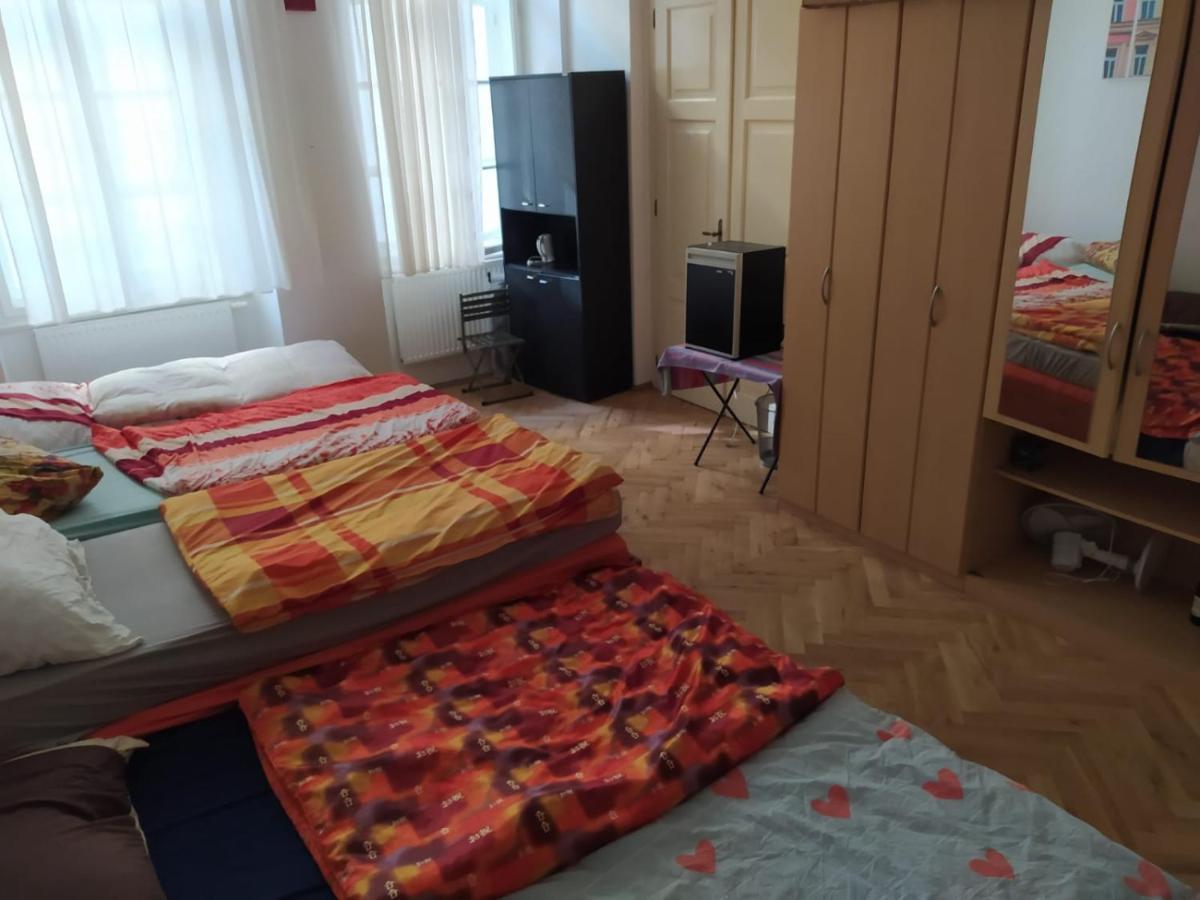 Private Room In Shared Luxurious Palace Like Apartment With 2 Bathrooms Including Whirlpool And Virtual Reality Прага Екстериор снимка