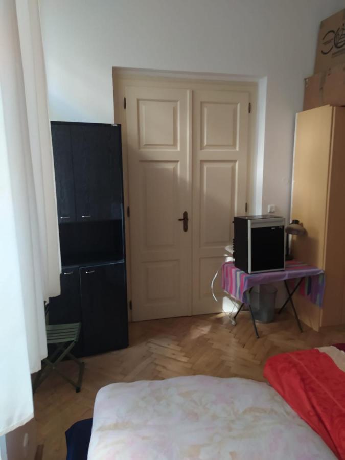 Private Room In Shared Luxurious Palace Like Apartment With 2 Bathrooms Including Whirlpool And Virtual Reality Прага Екстериор снимка