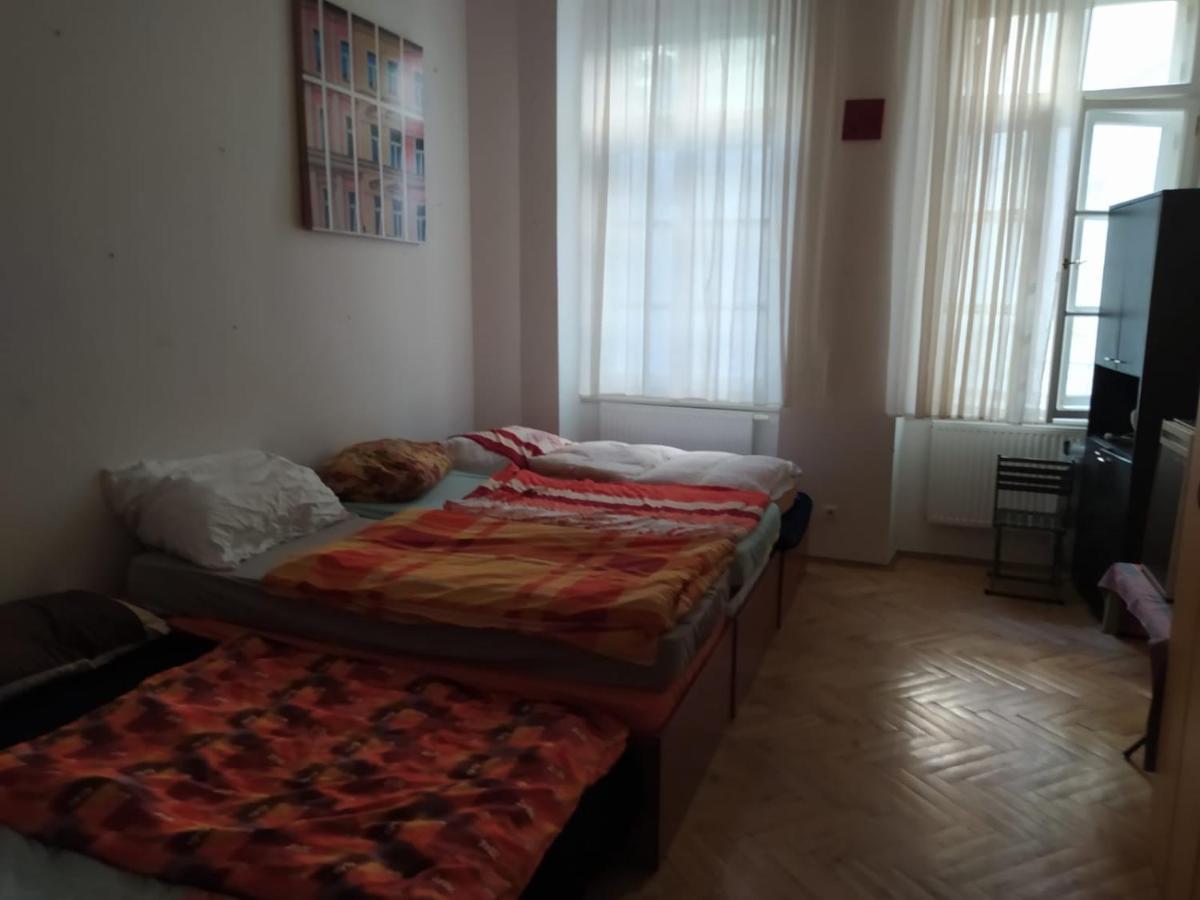Private Room In Shared Luxurious Palace Like Apartment With 2 Bathrooms Including Whirlpool And Virtual Reality Прага Екстериор снимка
