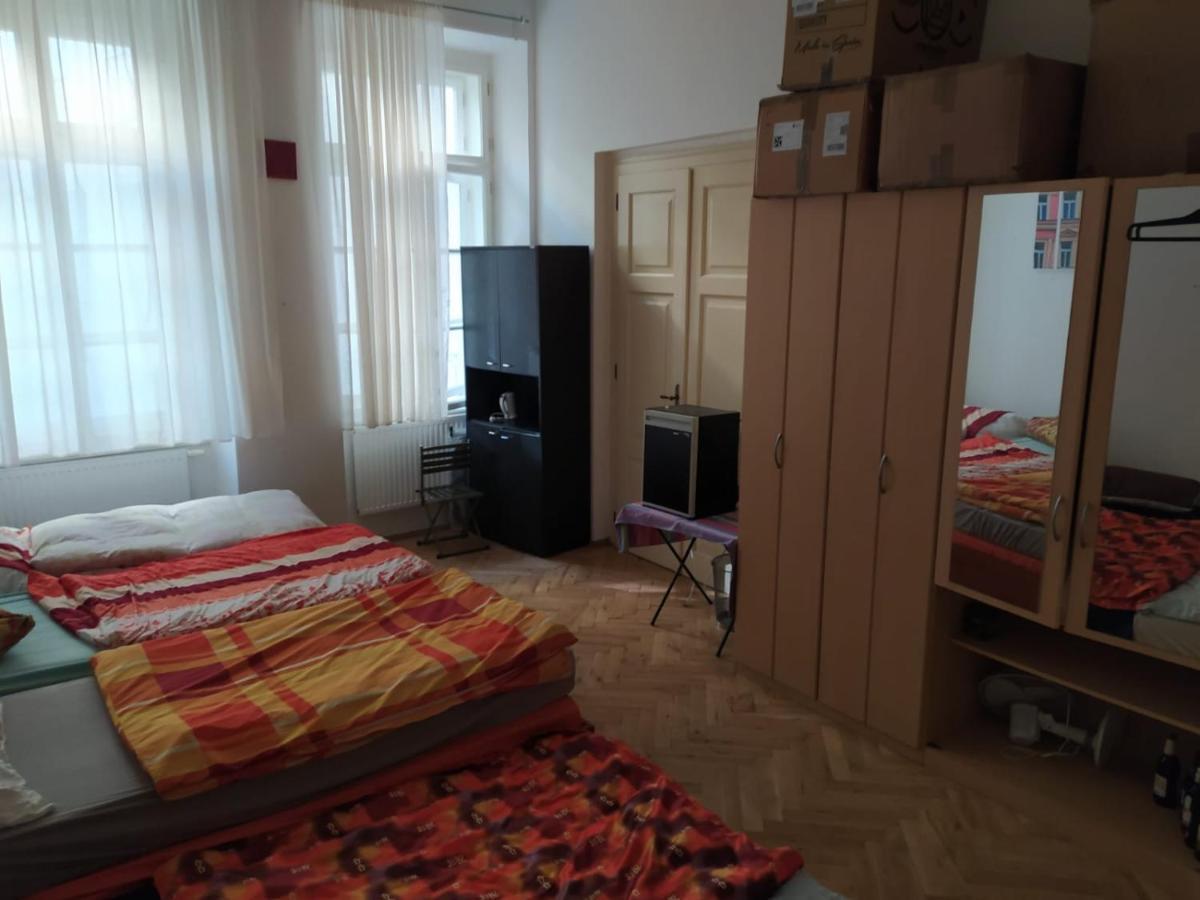 Private Room In Shared Luxurious Palace Like Apartment With 2 Bathrooms Including Whirlpool And Virtual Reality Прага Екстериор снимка